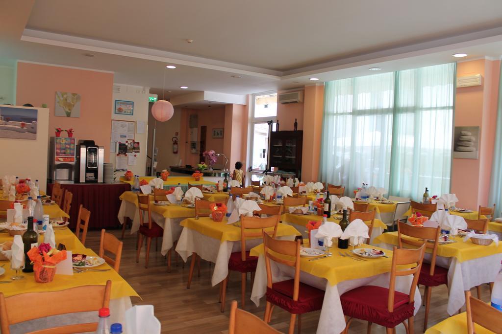 Hotel Madrid Cattolica Exterior photo