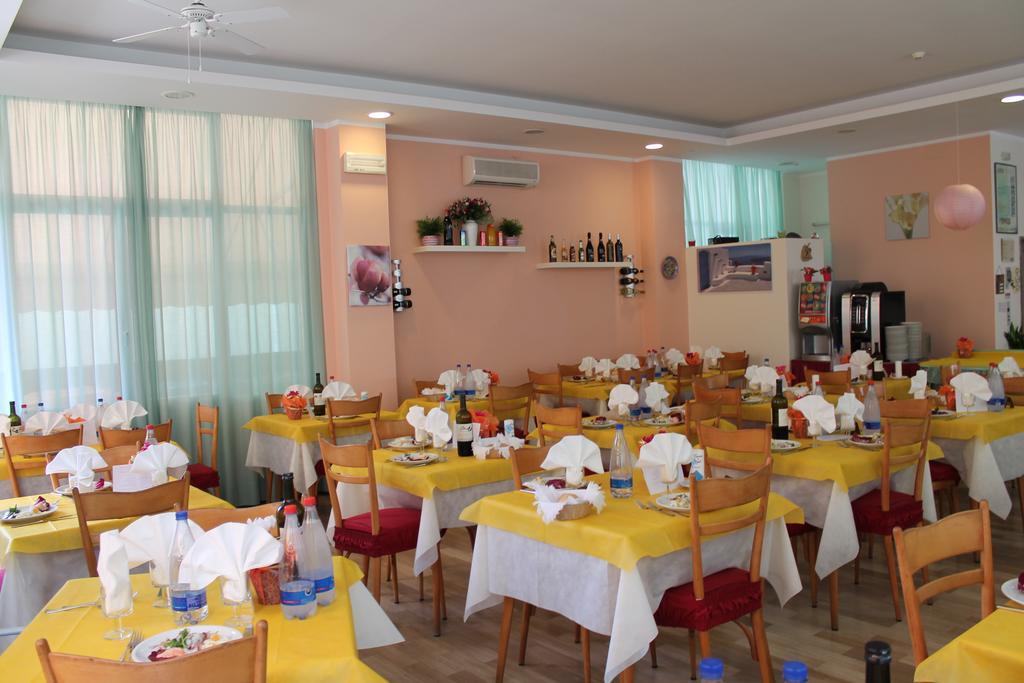 Hotel Madrid Cattolica Exterior photo