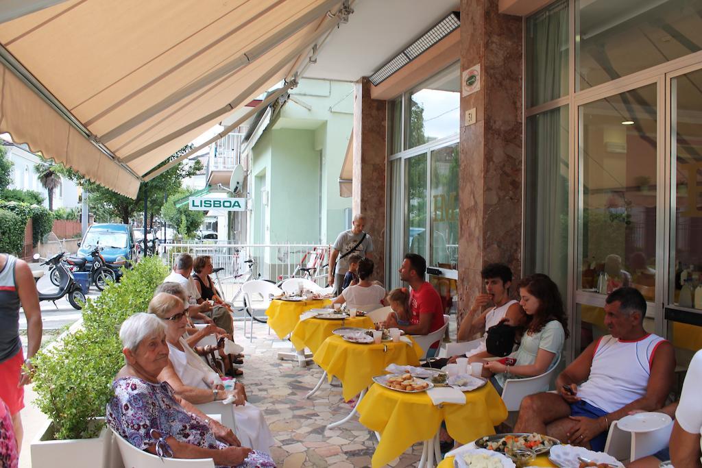 Hotel Madrid Cattolica Exterior photo